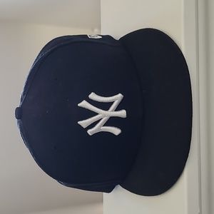 NEW-YORK YANKEES, black hat, size 7 3/8,  great condition, ready to wear.